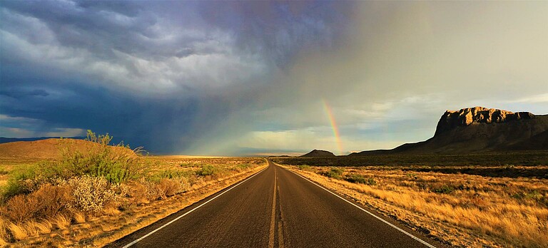 Straße und Regenbogen